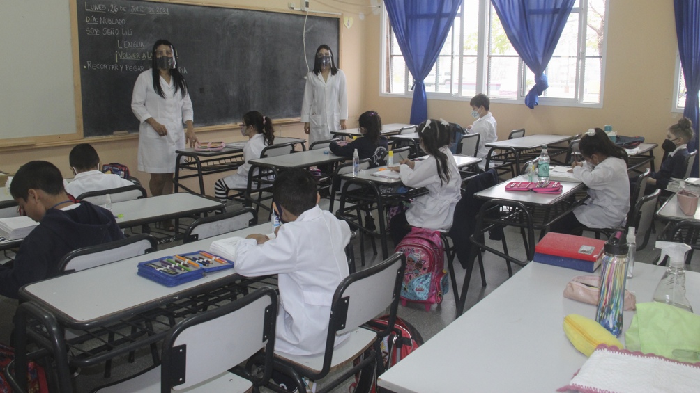 Educación: proponen una hora más de clase por día en las escuelas primarias