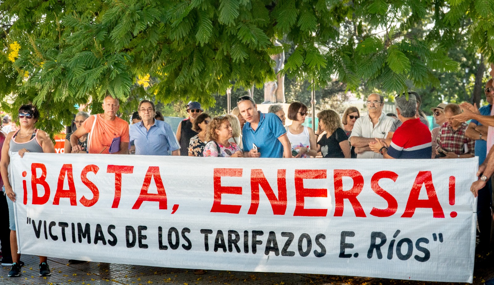 Vecinos de Paraná marcharon en contra de los aumentos en las boletas de luz 