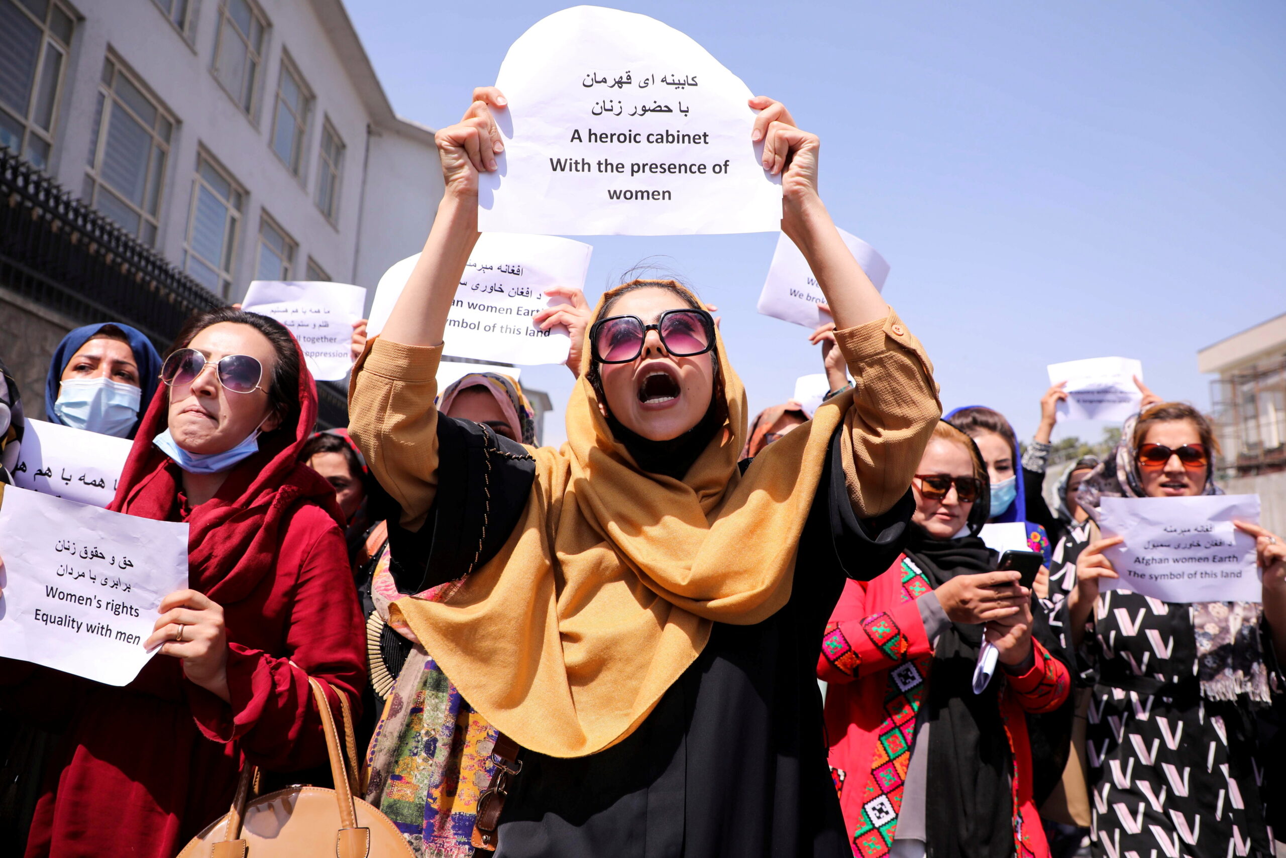 Ser mujer en Afganistán: se cerrarán los centros de estética para apartarlas de la vida pública
