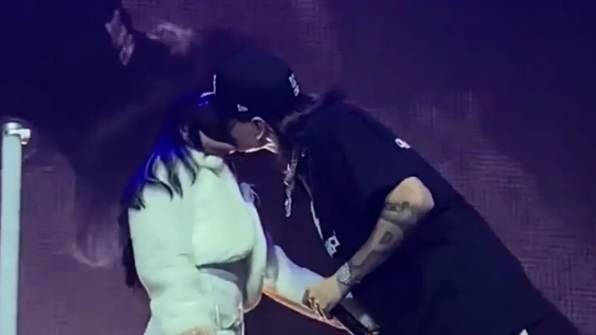 Nicki Nicole y Peso Pluma confirman su noviazgo con un beso en pleno concierto