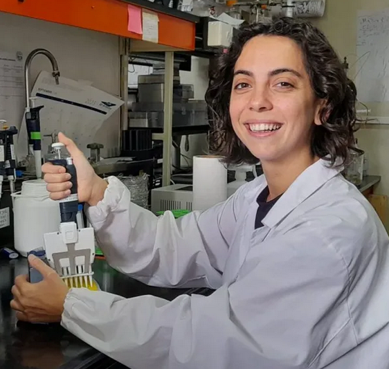 Una investigadora que estudia nuevas estrategias antibacterianas ganó el Premio Fima Leloir 2023