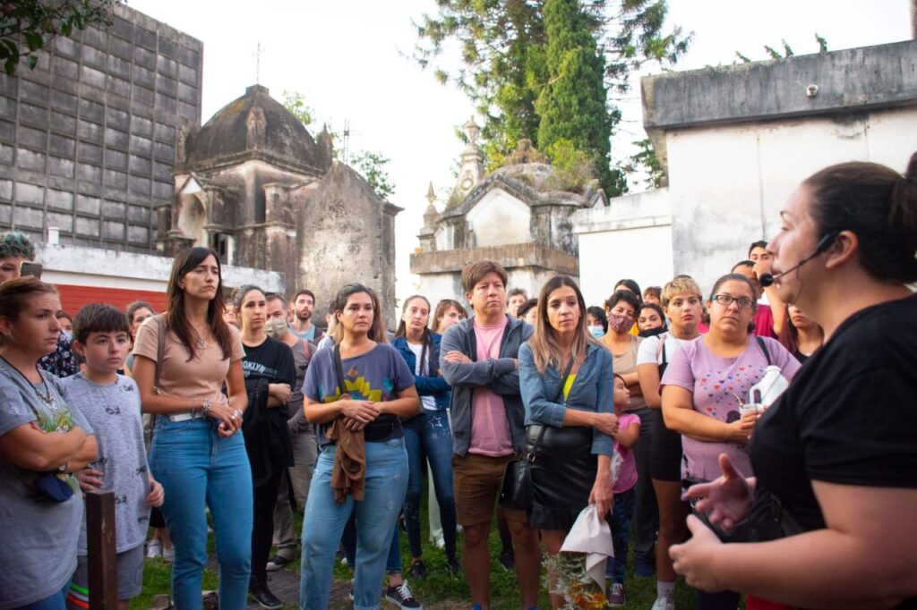 Vuelve Atardeceres en el Cementerio en Paraná