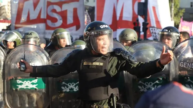 Tensión en el Congreso: la Gendarmería avanza sobre los manifestantes