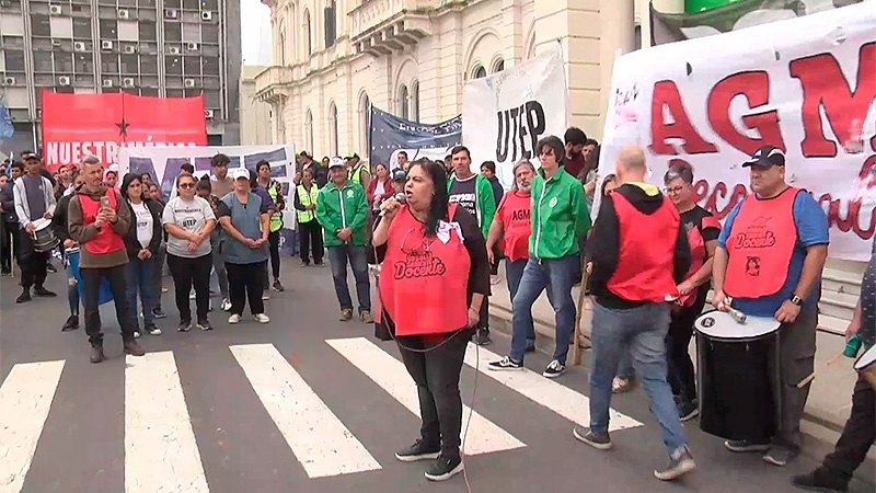 Protesta masiva en Paraná: Sociedad y sindicatos se movilizan